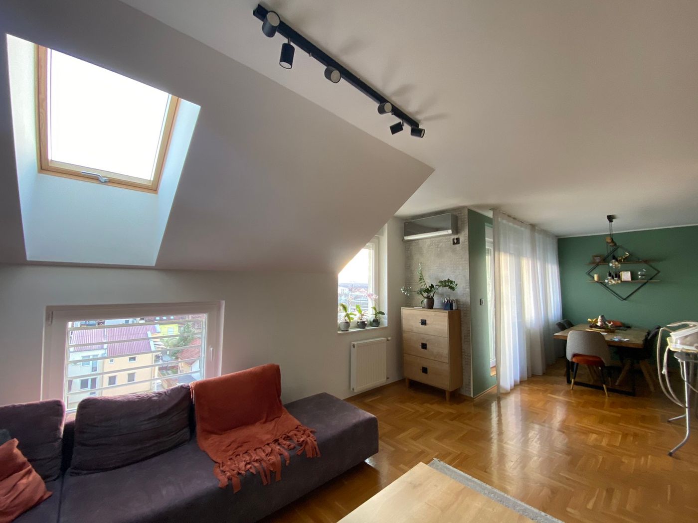 Uknjižen četvorosoban dupleks   nov   dodatno radjen   062 792 583 1