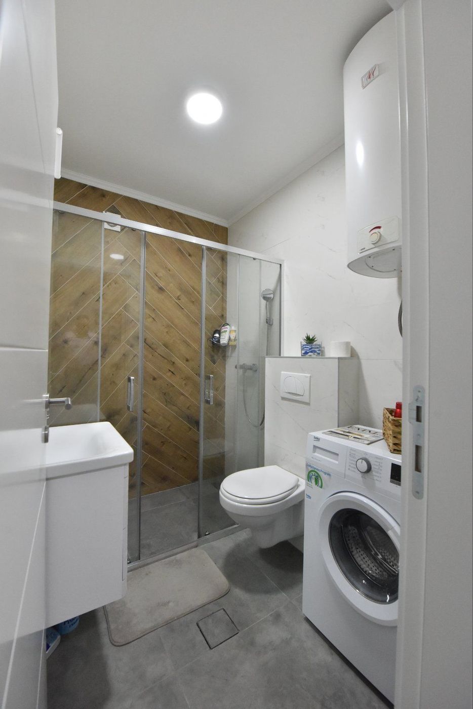 Nov  uknjižen   kompletno namešten   062 792 583 4