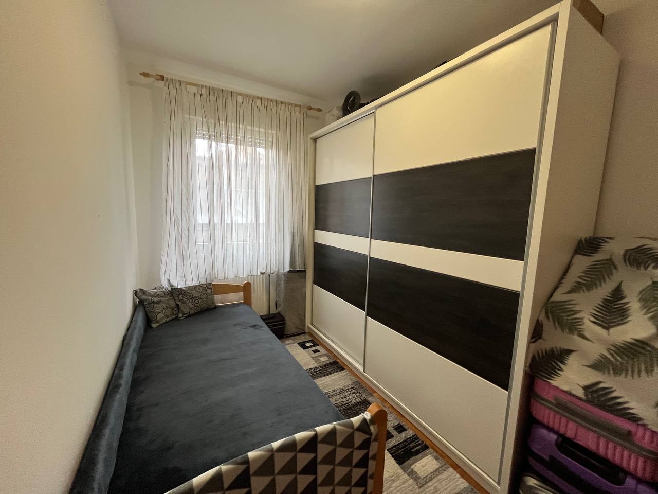 Uknjižen dvoiposoban stan   visoko prizemlje   062 792 583 2