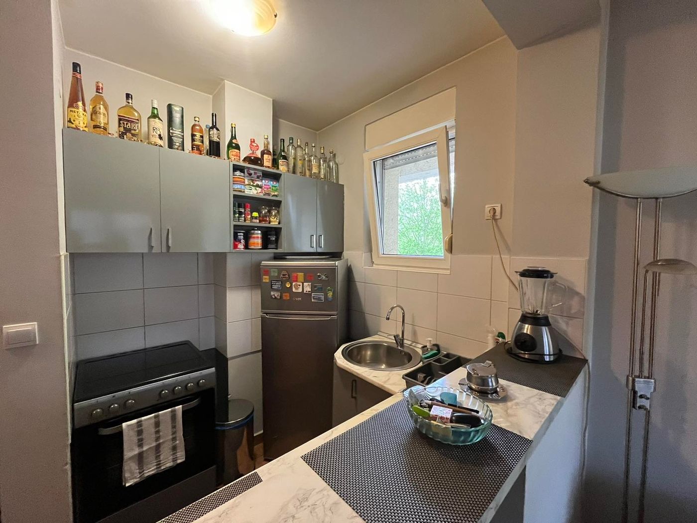 Uknjižen dvoiposoban stan   visoko prizemlje   062 792 583 4