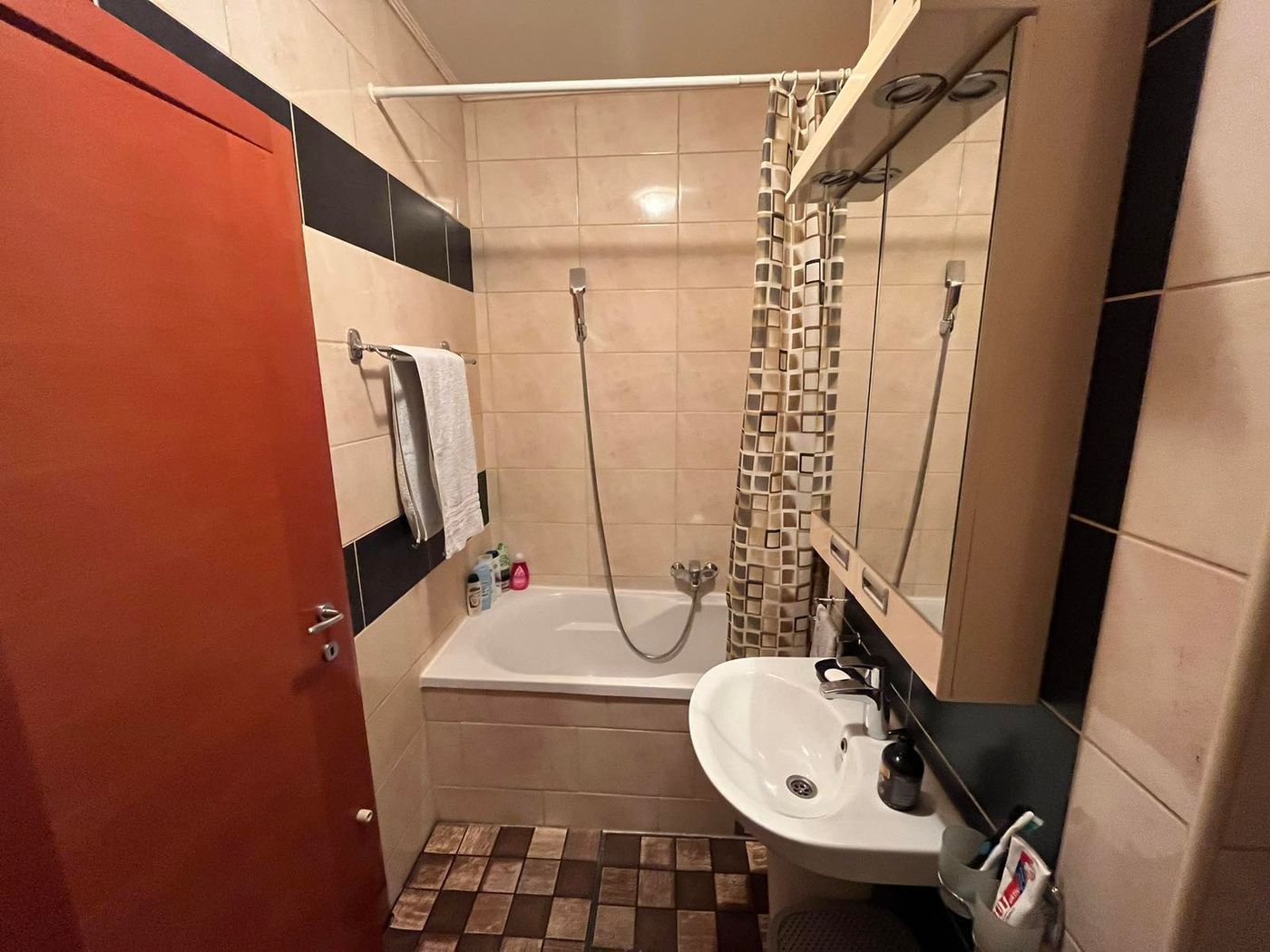 Uknjižen dvoiposoban stan   visoko prizemlje   062 792 583 5