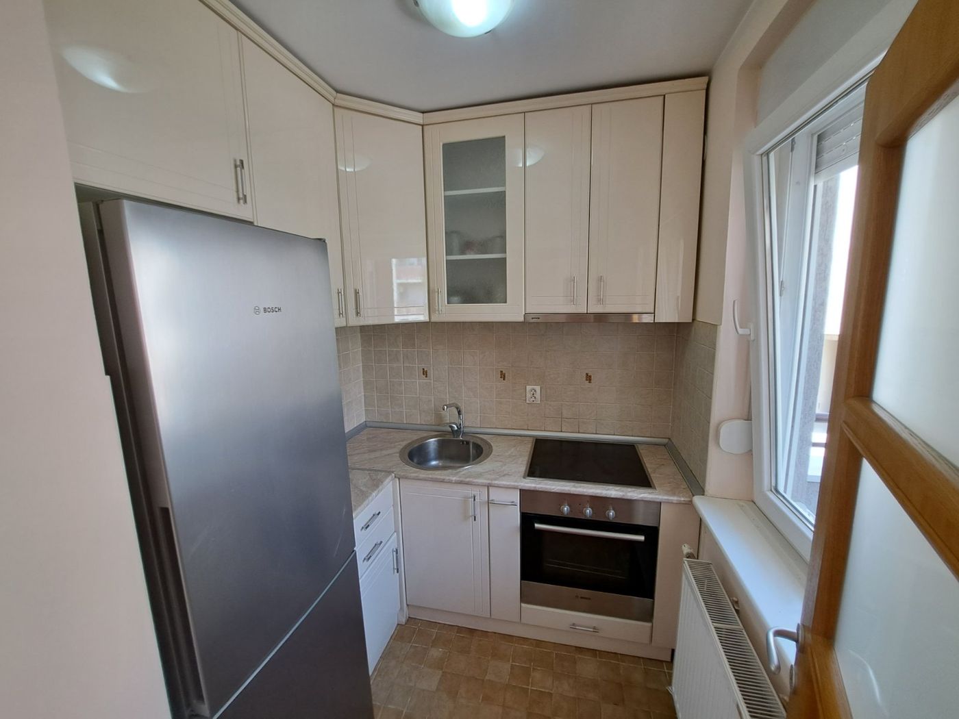 Uknjižen dvosoban stan   kompletno namešten   062 792 583 2