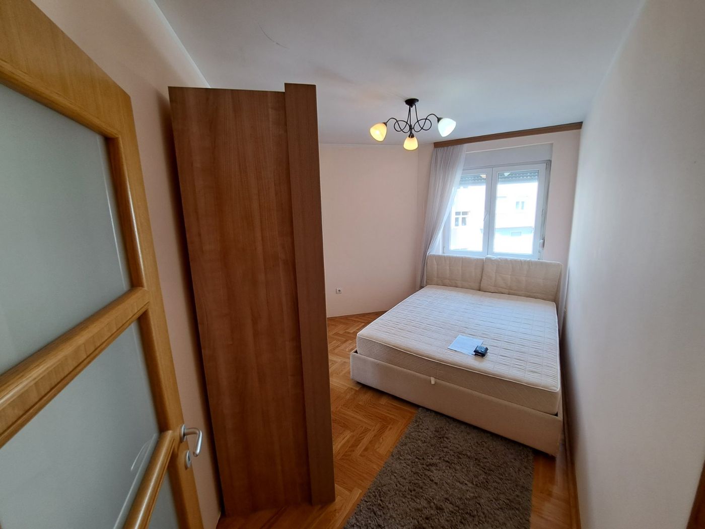 Uknjižen dvosoban stan   kompletno namešten   062 792 583 3