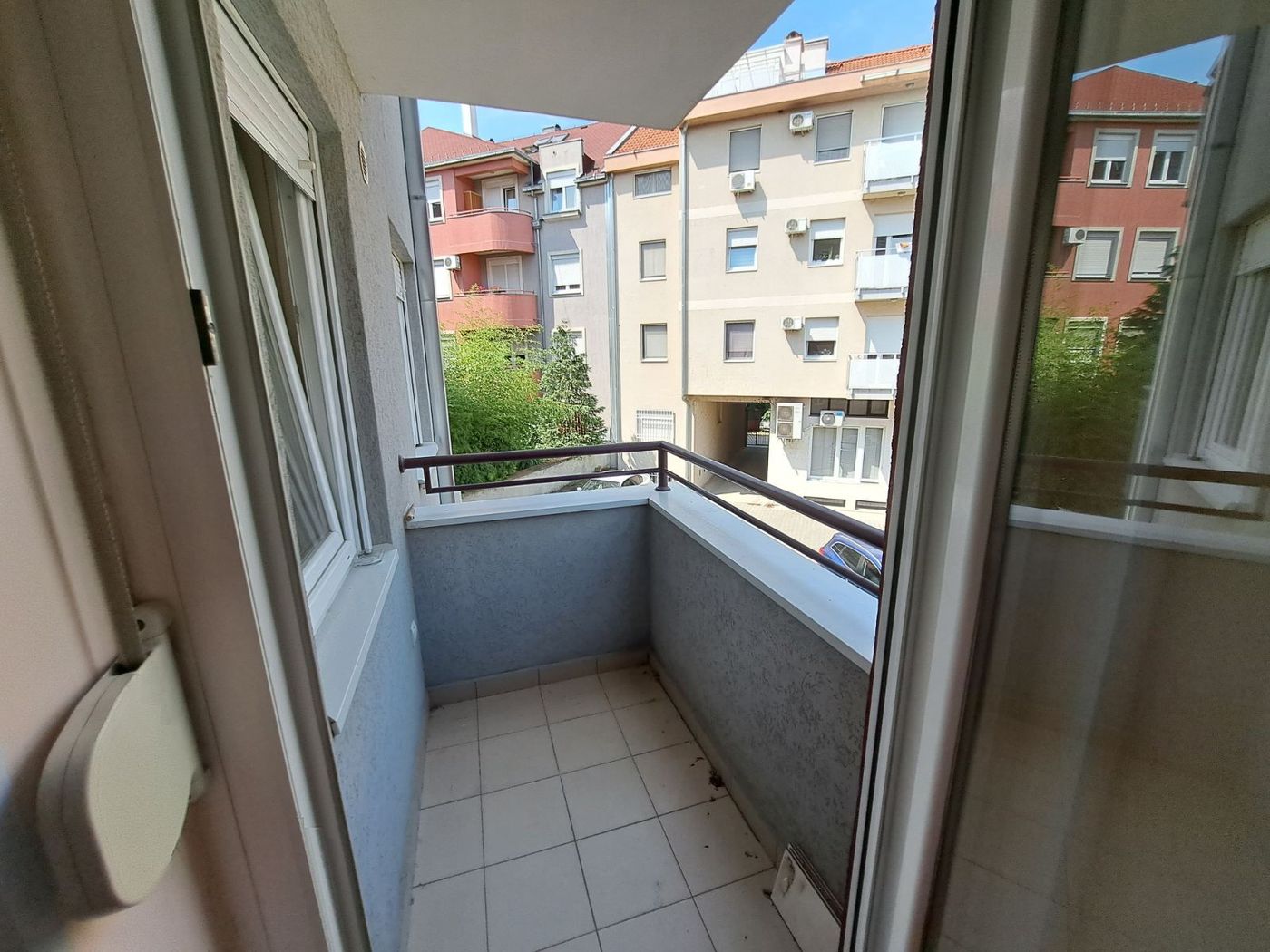 Uknjižen dvosoban stan   kompletno namešten   062 792 583 5