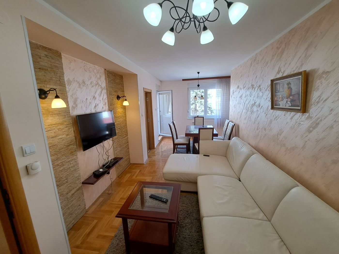 Uknjižen dvosoban stan   kompletno namešten   062 792 583 1