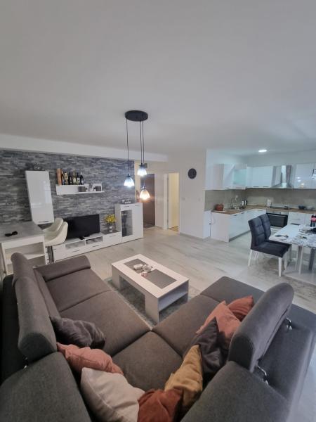 Prelep trosoban stan 2