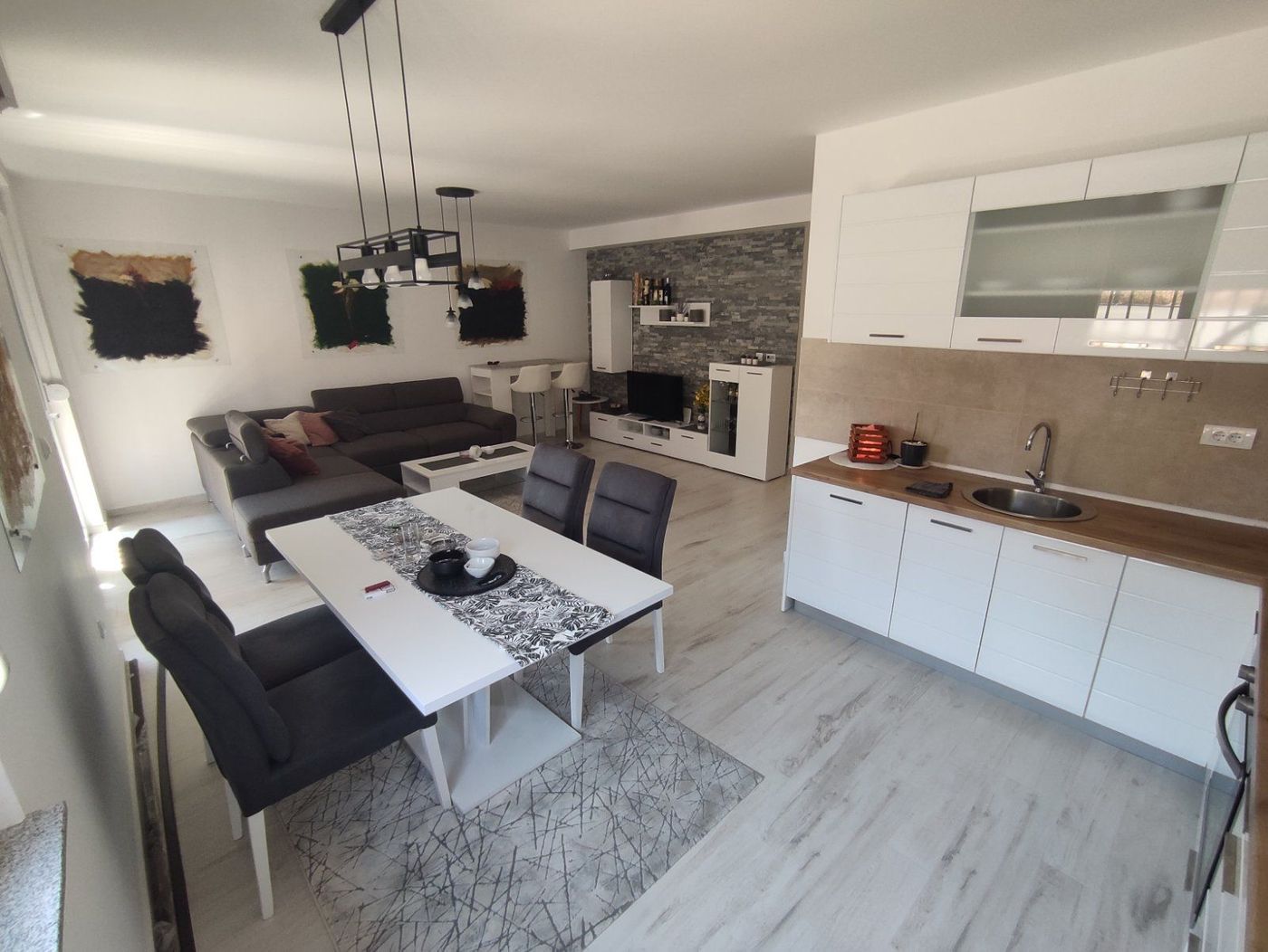 Prelep trosoban stan 5