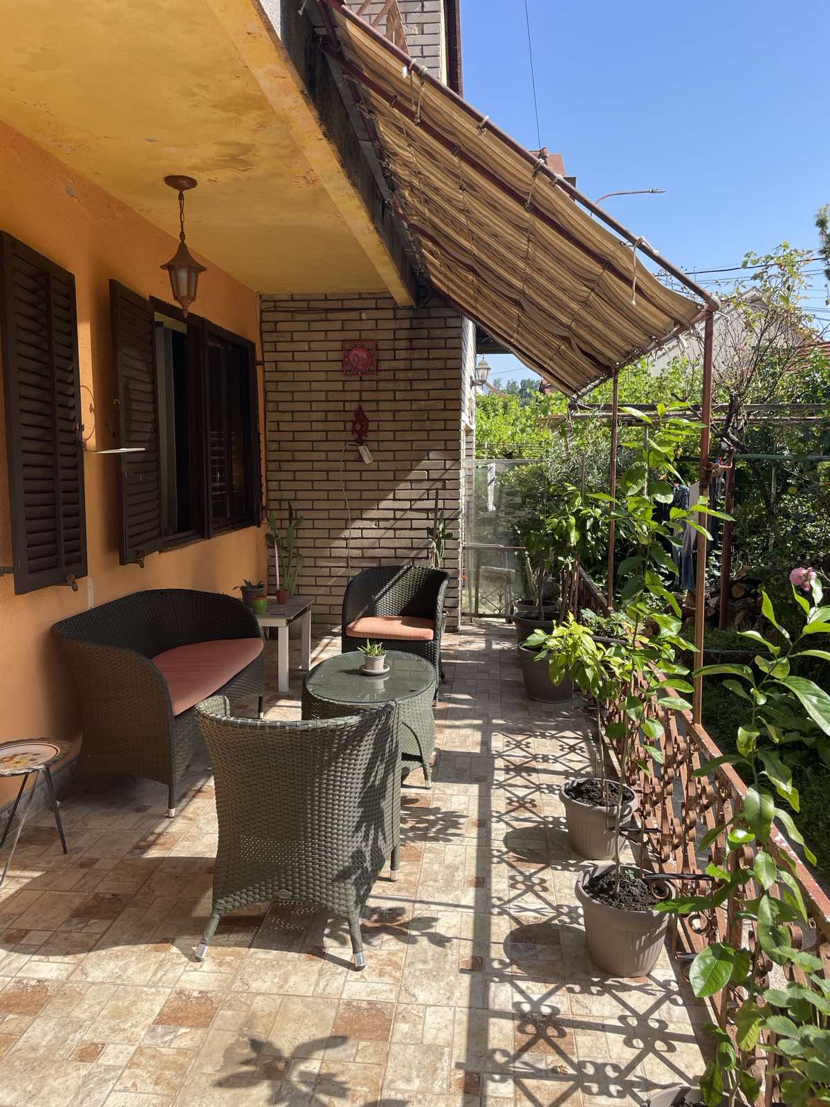 Cetinje  dvije kuće na placu 1