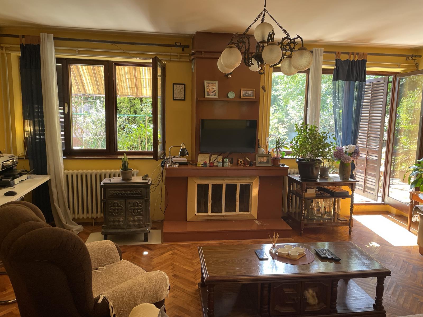 Cetinje  dvije kuće na placu 2