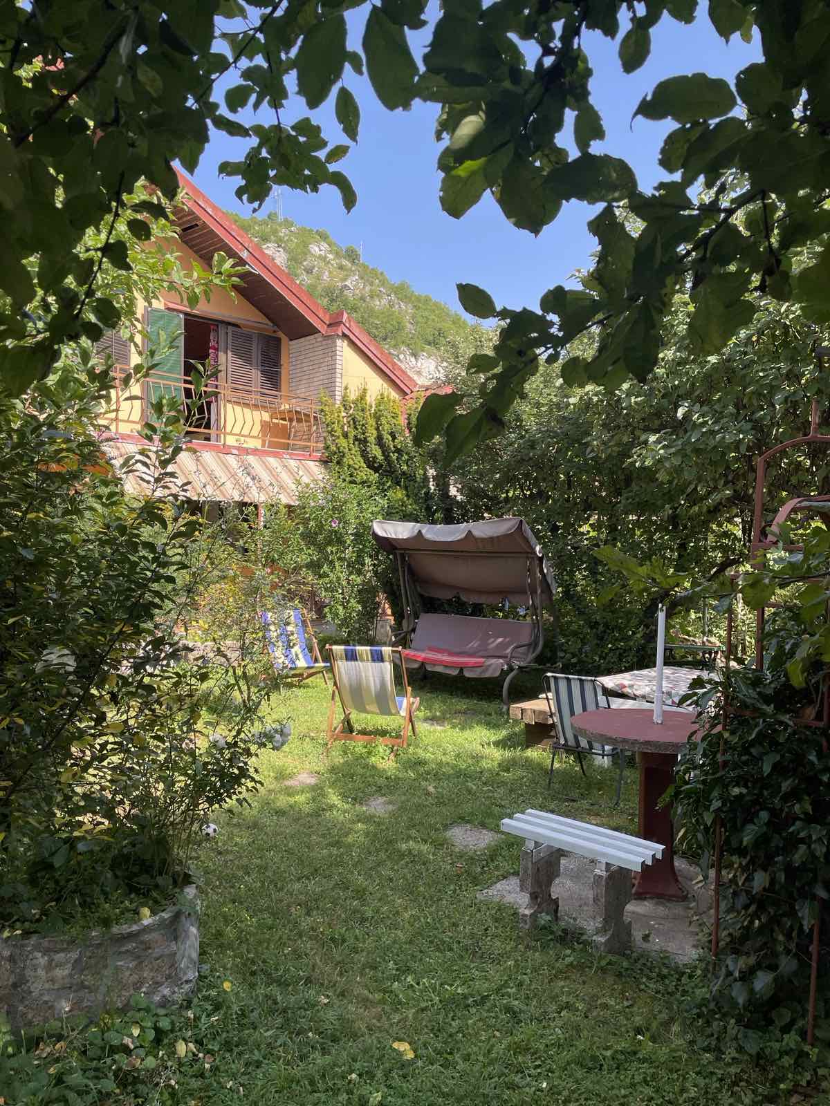 Cetinje  dvije kuće na placu 3