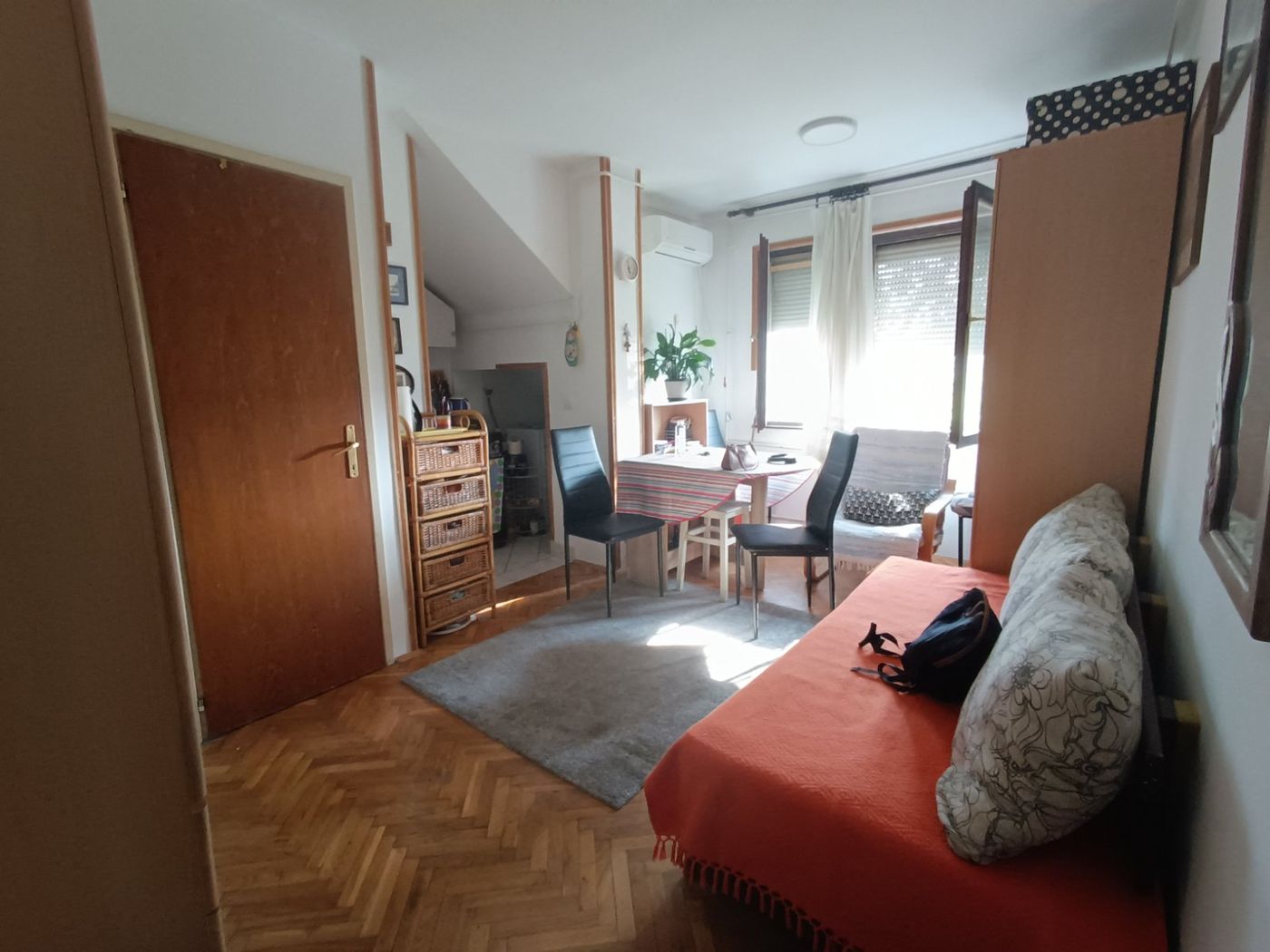 Uknjižen jednoiposoban stan   povoljno 1