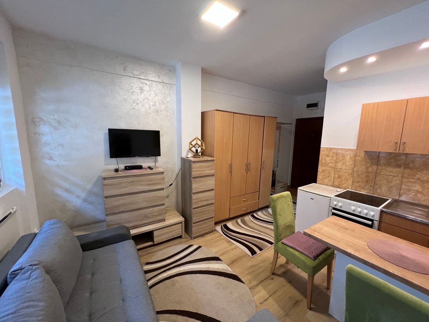 Uknjižen stan   kompletno namešten    idealno za izdavanje   062 792 583 3