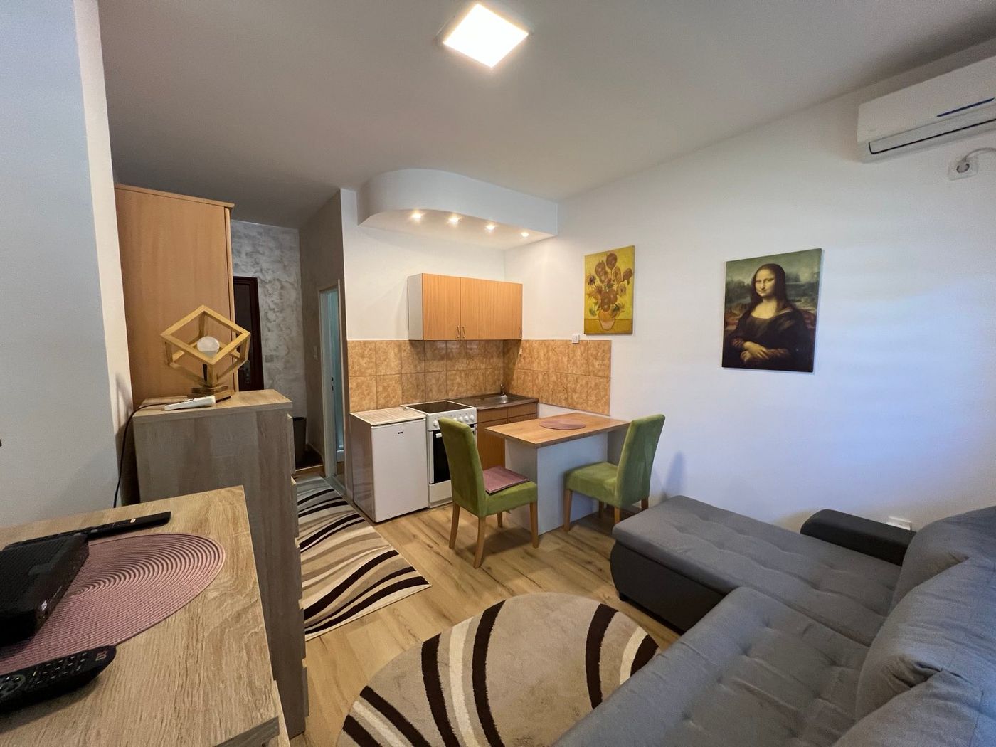 Uknjižen stan   kompletno namešten    idealno za izdavanje   062 792 583 2