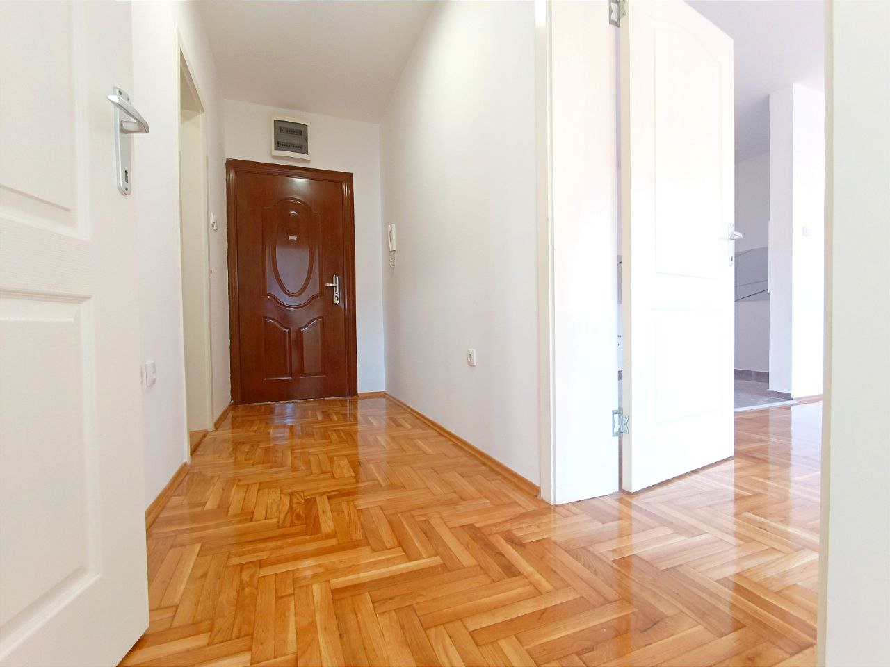 ODLIČAN DVOSOBAN  RENOVIRAN 3