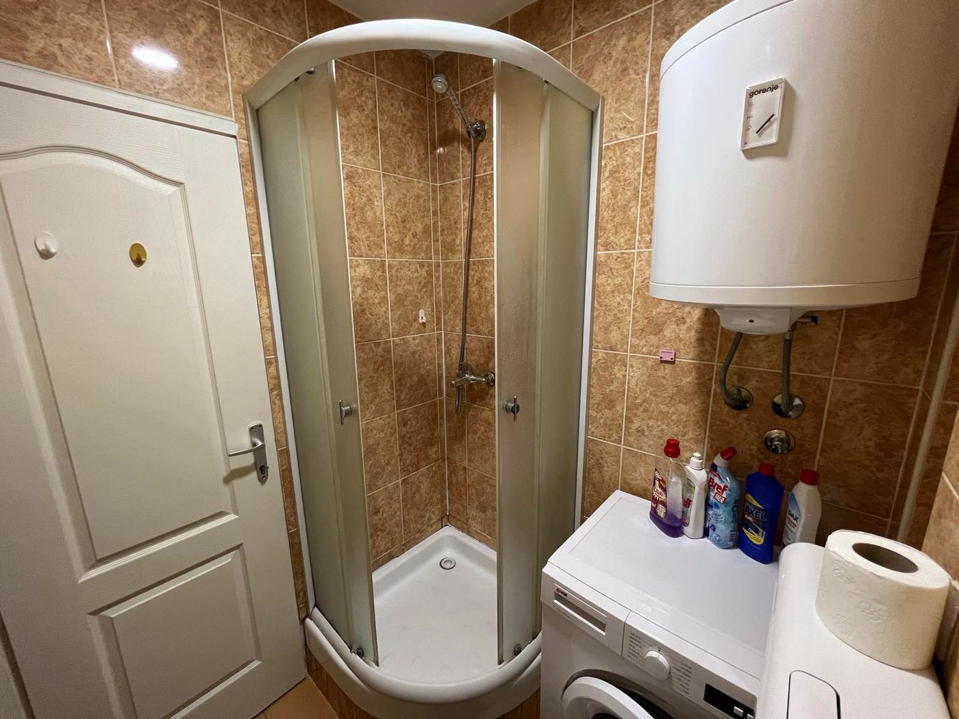 Uknjižen stan   kompletno namešten    idealno za izdavanje   062 792 583 5