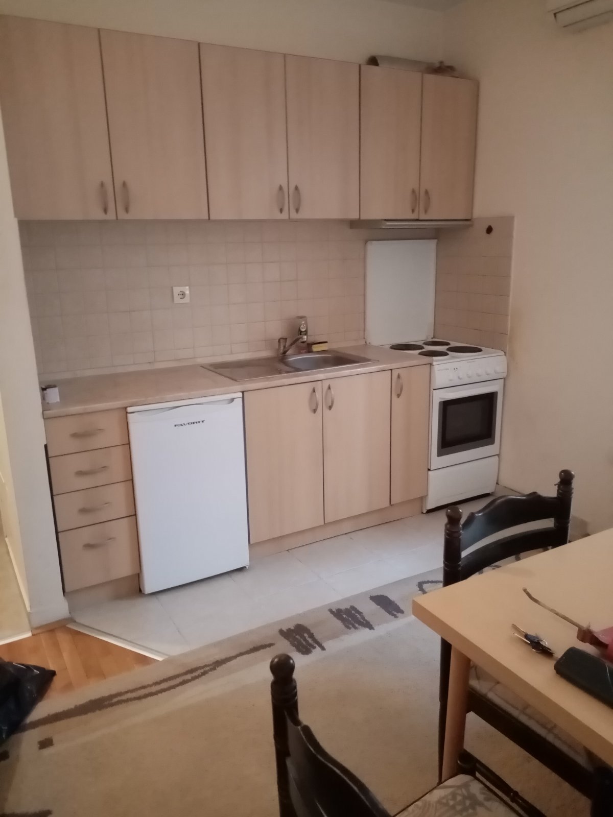 Polunameštena garsonjera sa odvojenom sobom 2