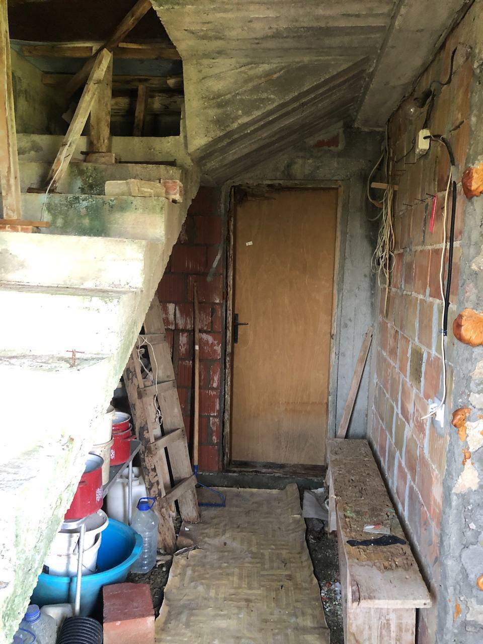 Bar  Šušanj  nedovršena kuća 4