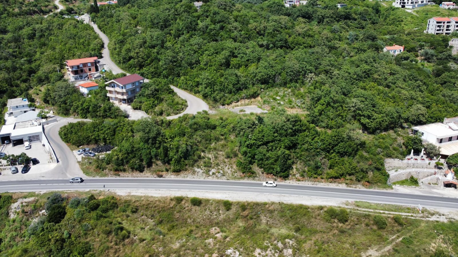 Sutomore  plac u blizini glavne ceste 1