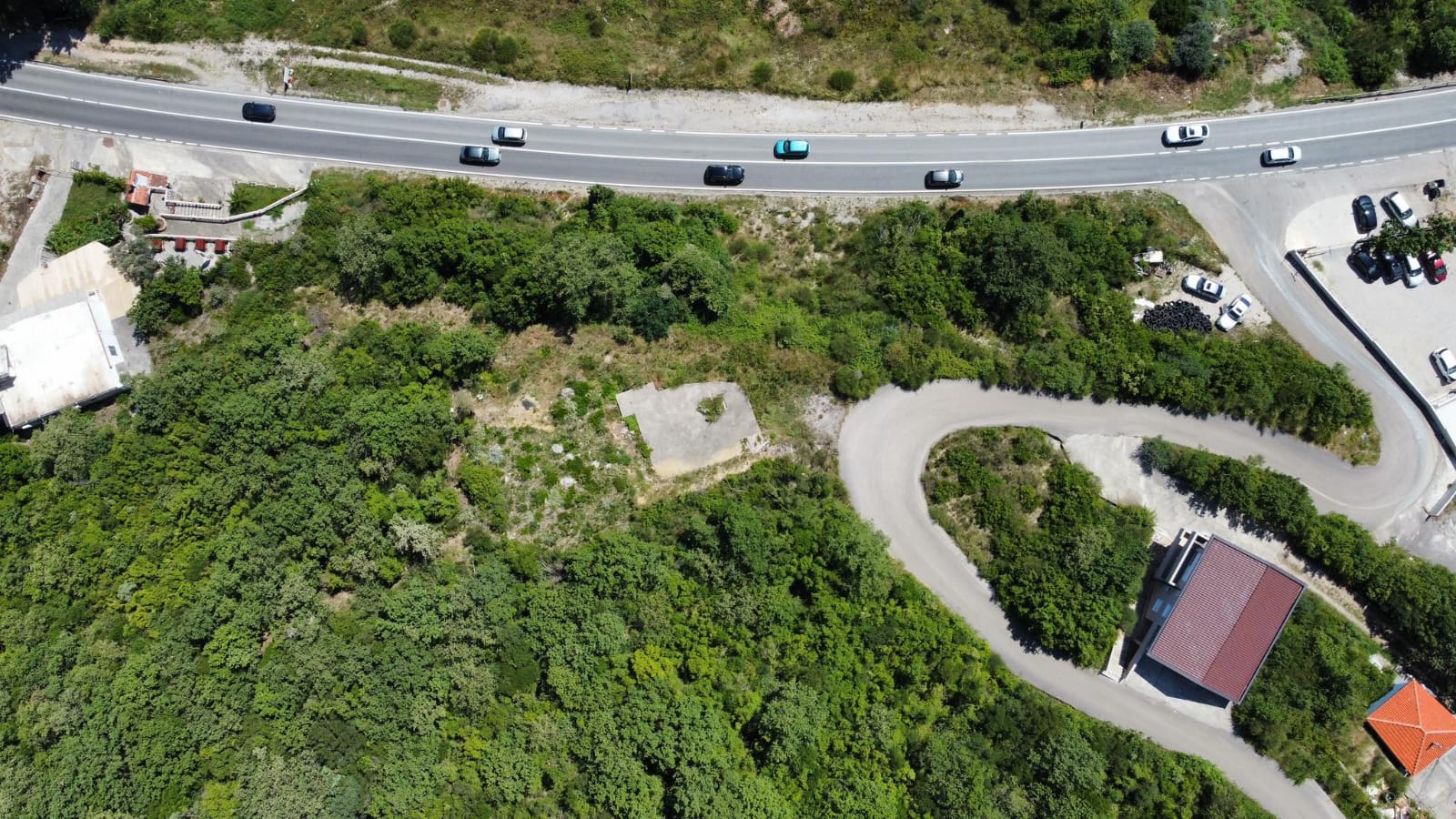 Sutomore  plac u blizini glavne ceste 2