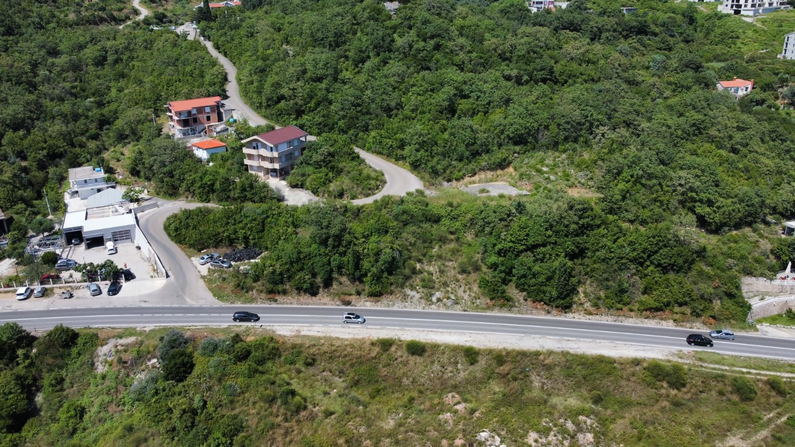 Sutomore  plac u blizini glavne ceste 3