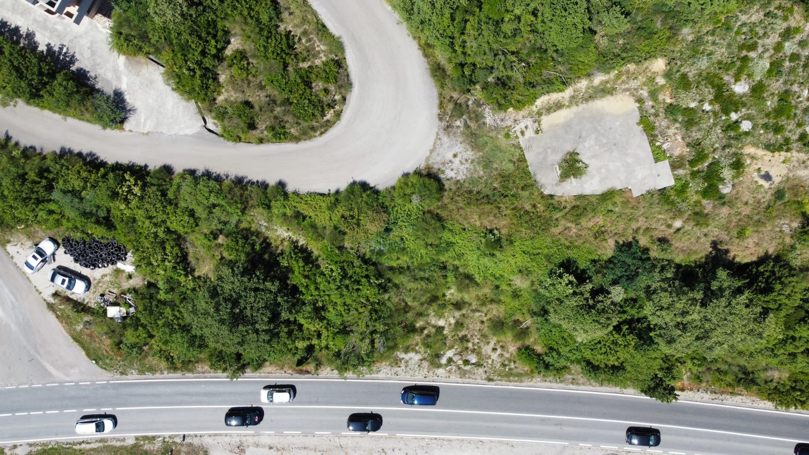 Sutomore  plac u blizini glavne ceste 4