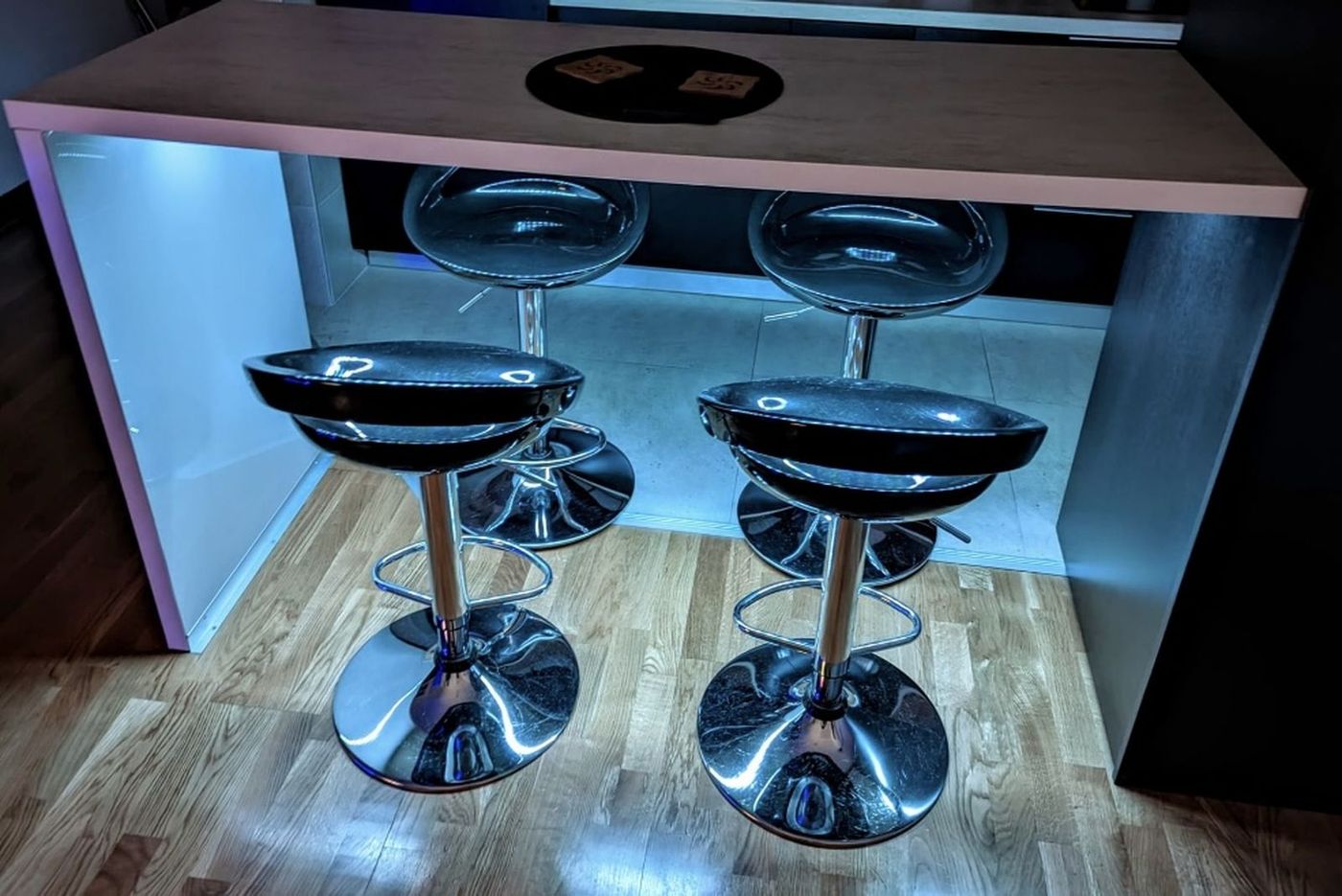 NOV  kompletno namešten stan   lično parking mesto i ostava od 7m2   062 792 583 4