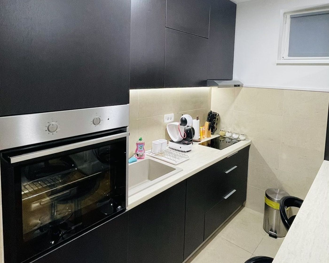 NOV  kompletno namešten stan   lično parking mesto i ostava od 7m2   062 792 583 3