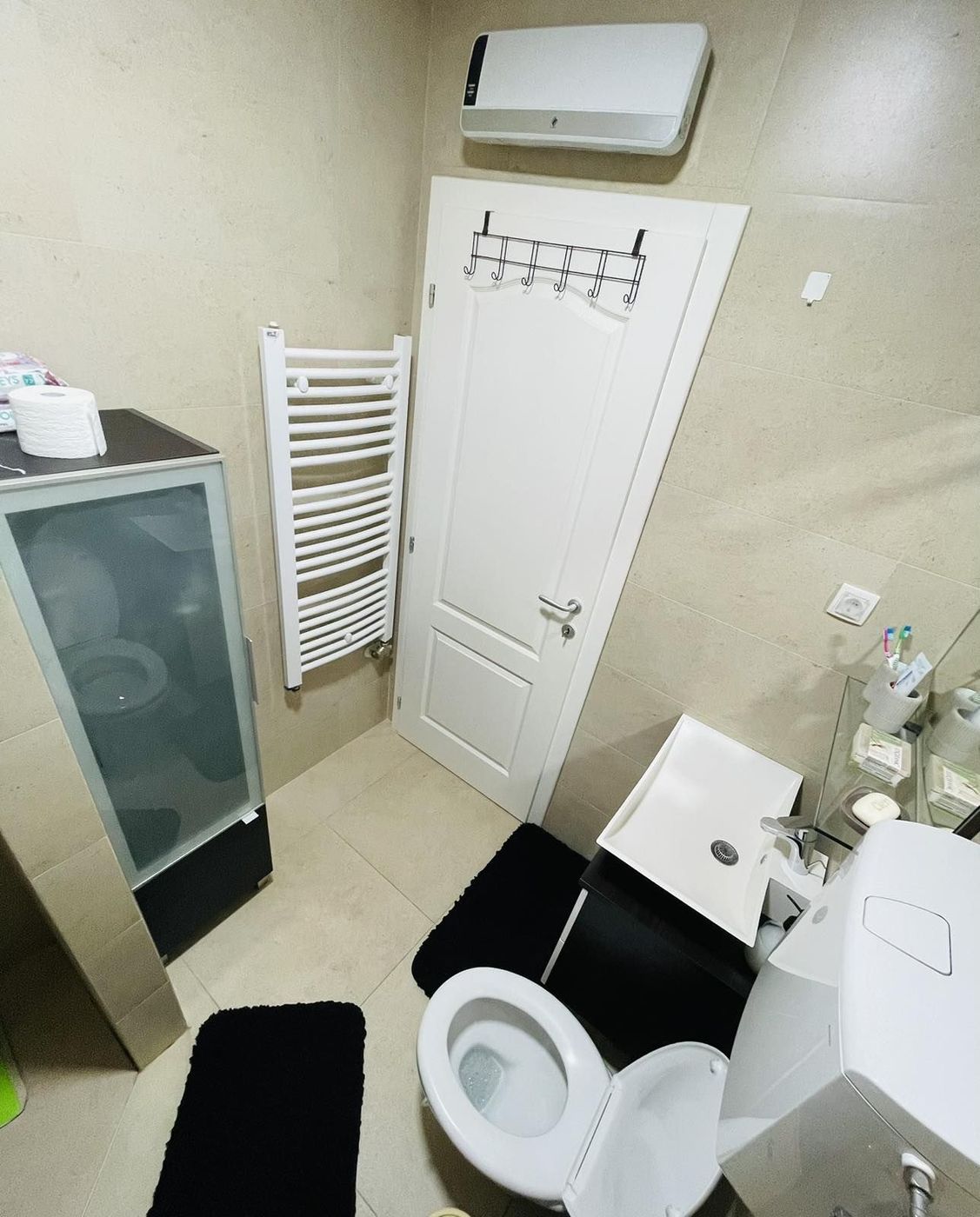 NOV  kompletno namešten stan   lično parking mesto i ostava od 7m2   062 792 583 5