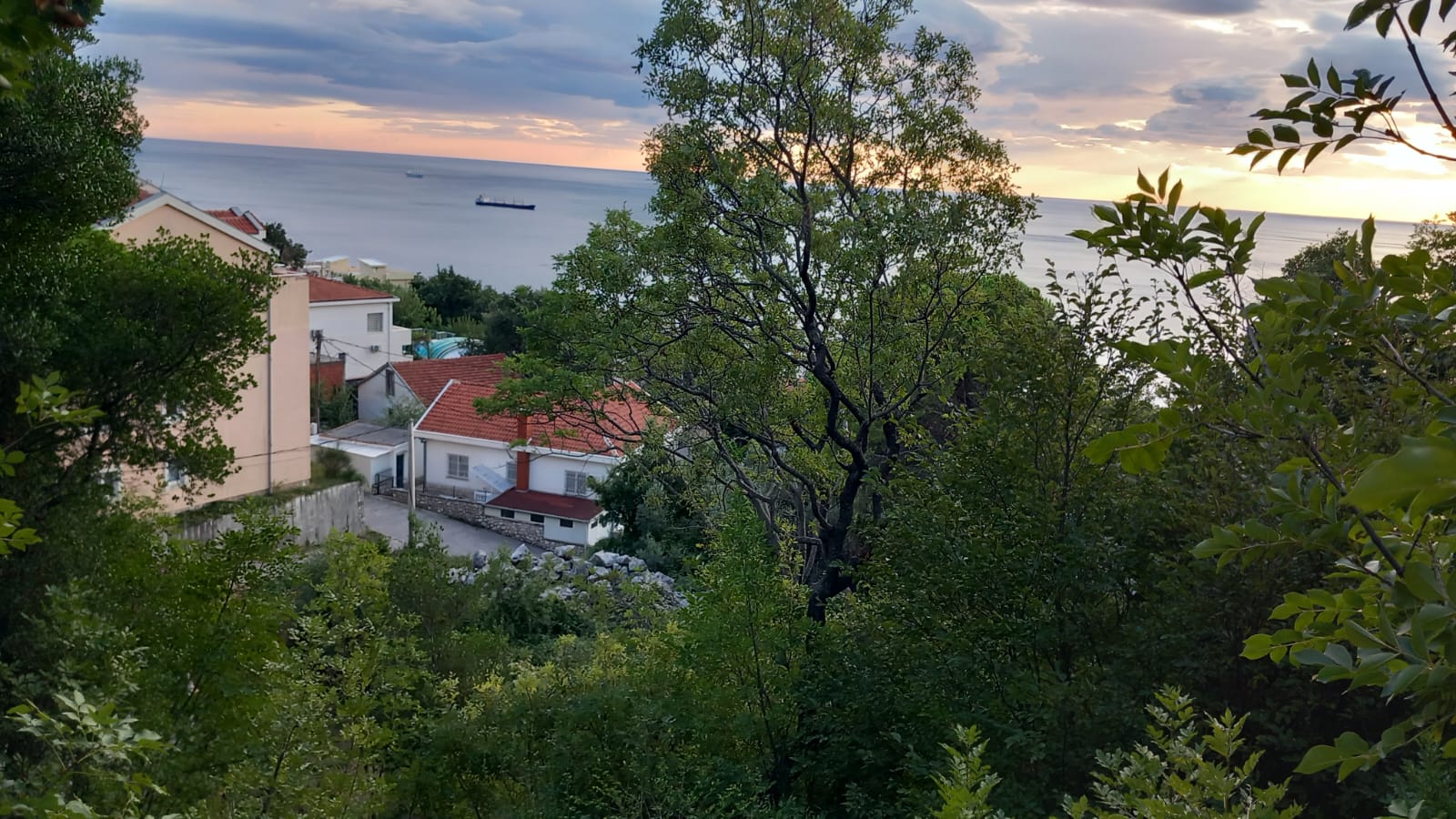 Sutomore  plac sa pogledom  povoljno 1