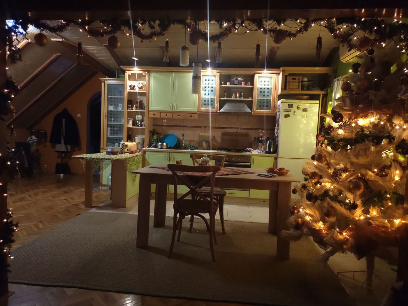 Uknjižen komforan trosoban stan u blizini centra 062 792 583 2