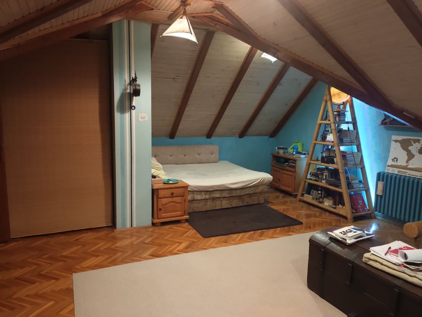 Uknjižen komforan trosoban stan u blizini centra 062 792 583 4