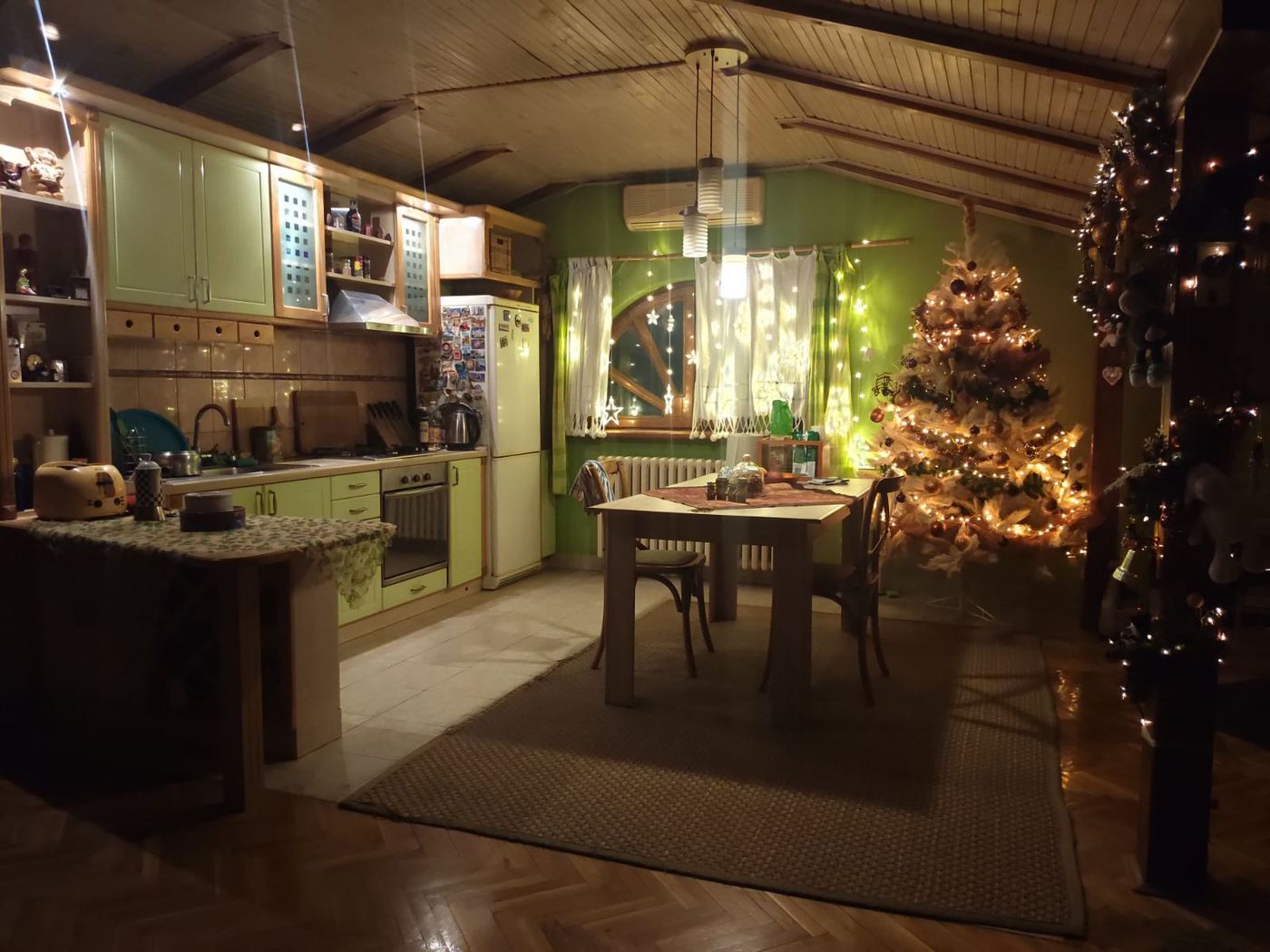 Uknjižen komforan trosoban stan u blizini centra 062 792 583 3