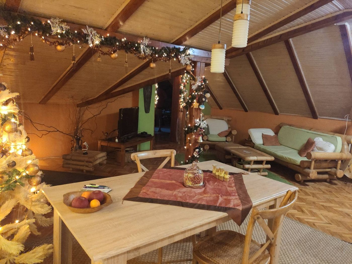 Uknjižen komforan trosoban stan u blizini centra 062 792 583 5