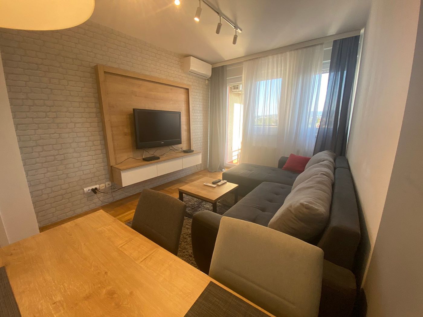 Uknjižen   kompletno namešten dvosoban stan   parking za stanare 062 792 583 1