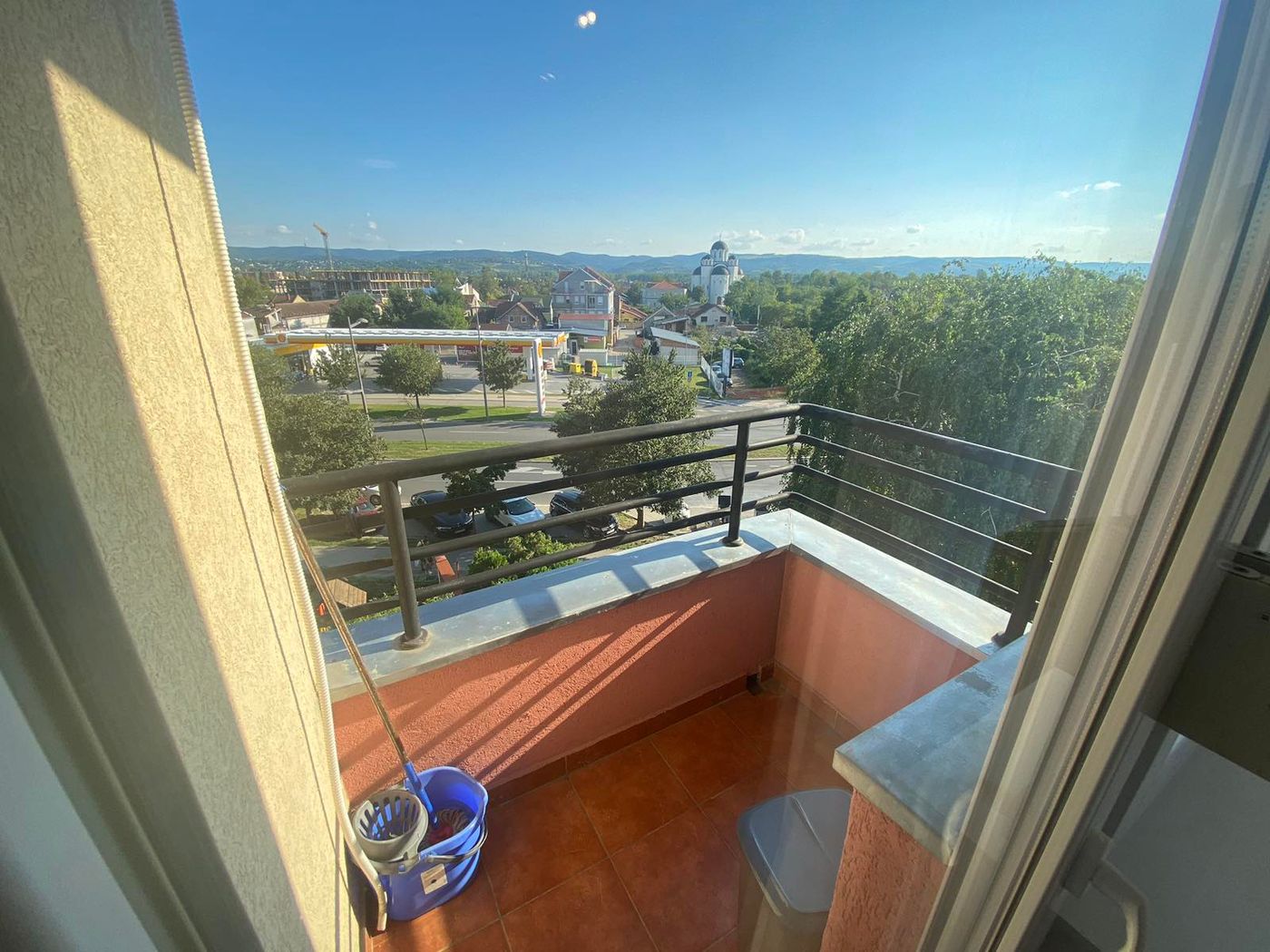 Uknjižen   kompletno namešten dvosoban stan   parking za stanare 062 792 583 5