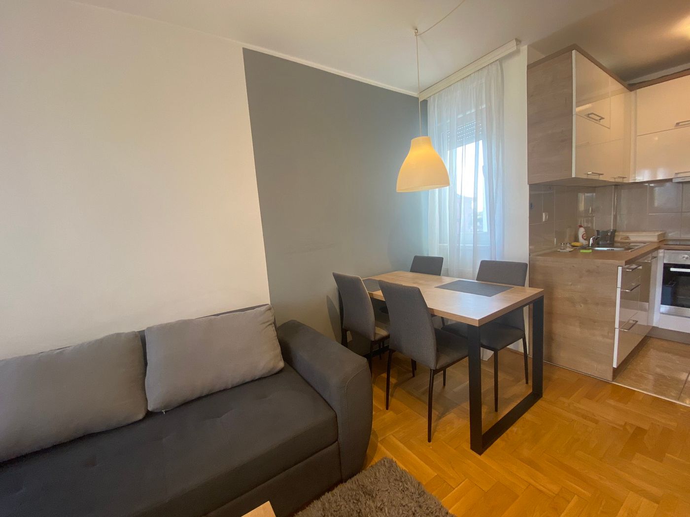 Uknjižen   kompletno namešten dvosoban stan   parking za stanare 062 792 583 2