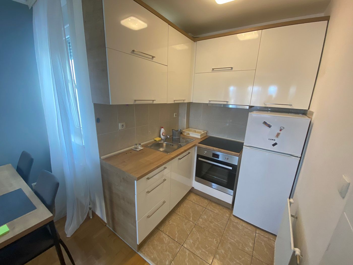 Uknjižen   kompletno namešten dvosoban stan   parking za stanare 062 792 583 4