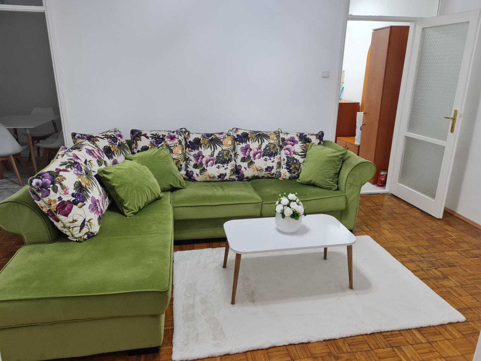 Bar  centar  renoviran stan u prizemlju 1