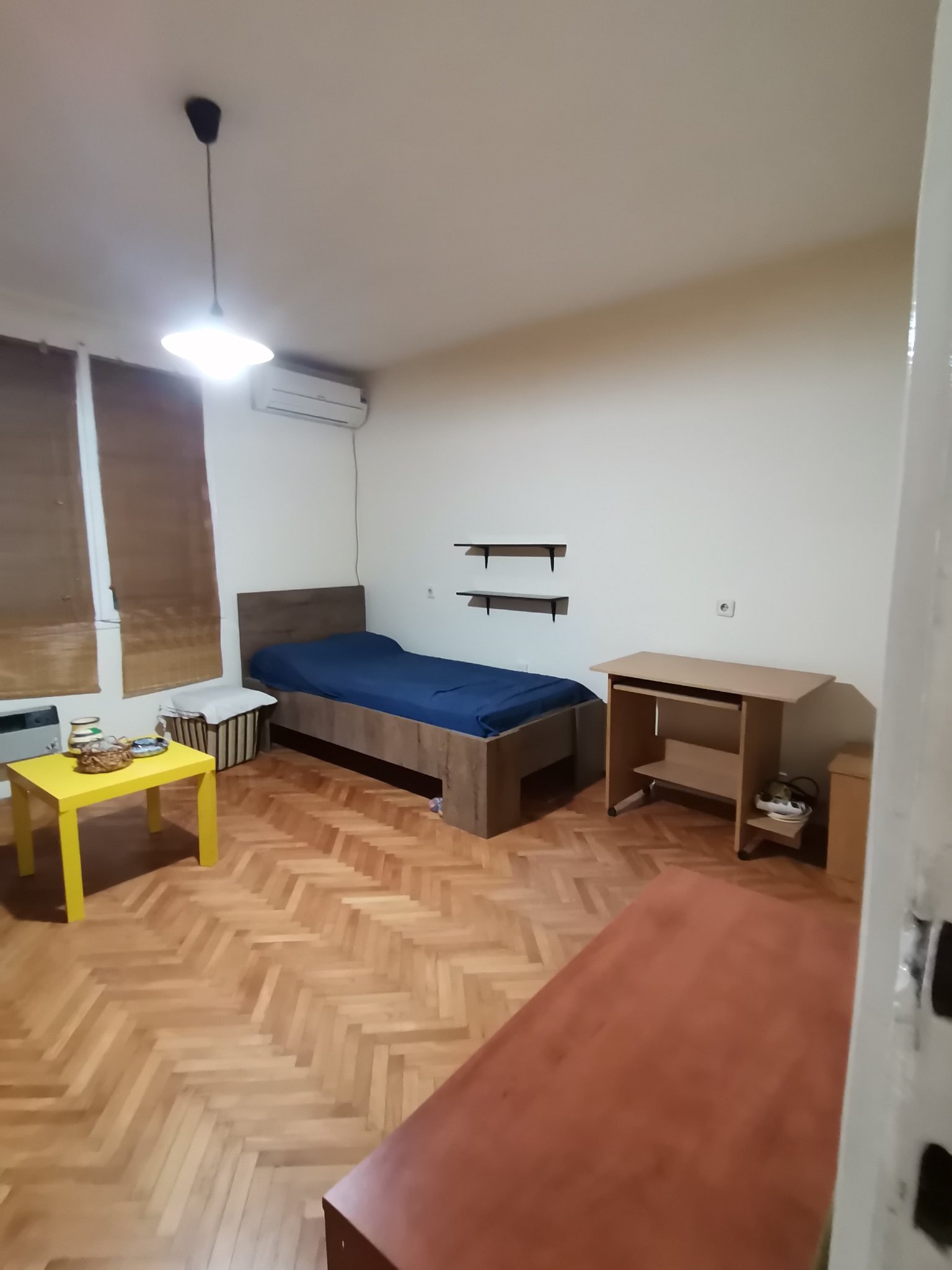 IZDAJE SE STAN PREKO PUTA POSLOVNOG CENTRA  AMBASADOR  I JAVNE GARAZE PARKING SERVISA  5