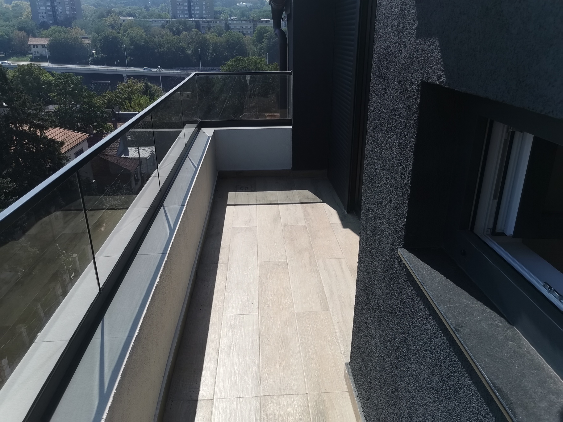 Nov neuseljavan lux stan na izdavanje na duži period 4