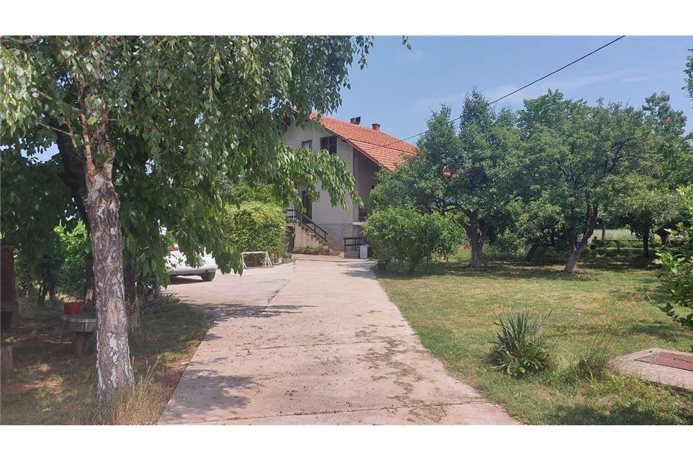  KUĆA - VRTIŠTE 31