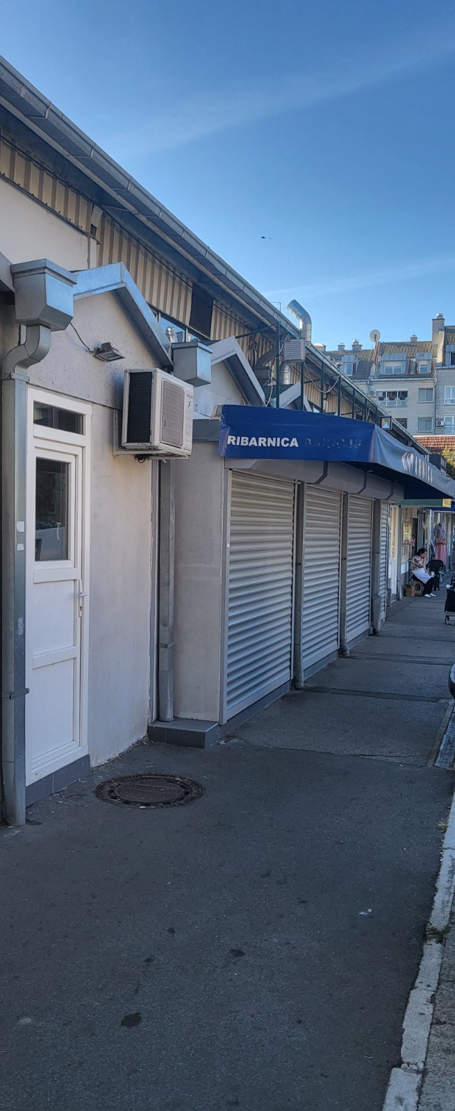 Na pijaci  Bežanijska kosa  izdaje se lokal za ribarnicu ili neku drugu pripremu hrane 2