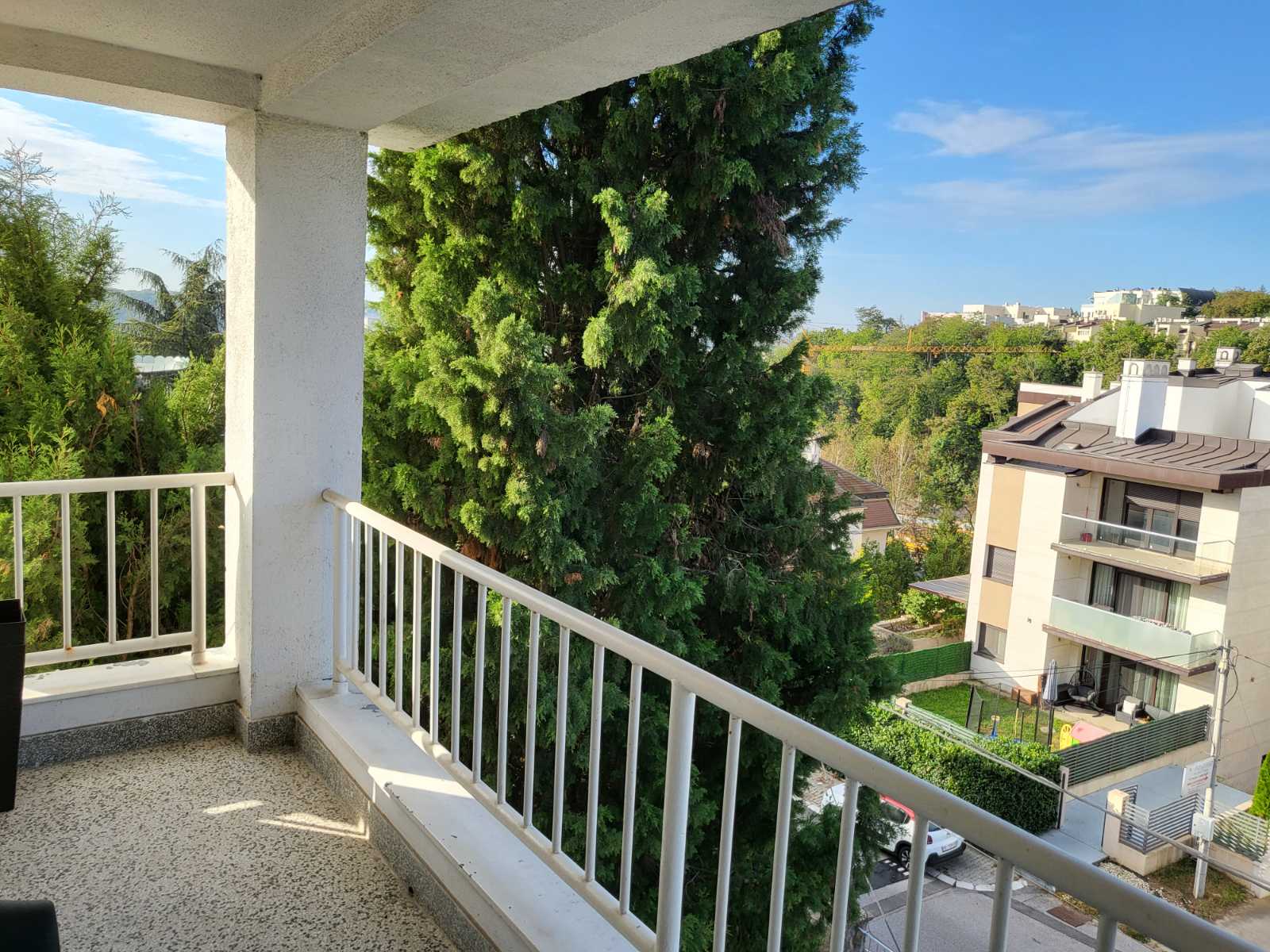 Dedinje  okolina Dzerija  izuzetan  suncan stan 57 m2 5