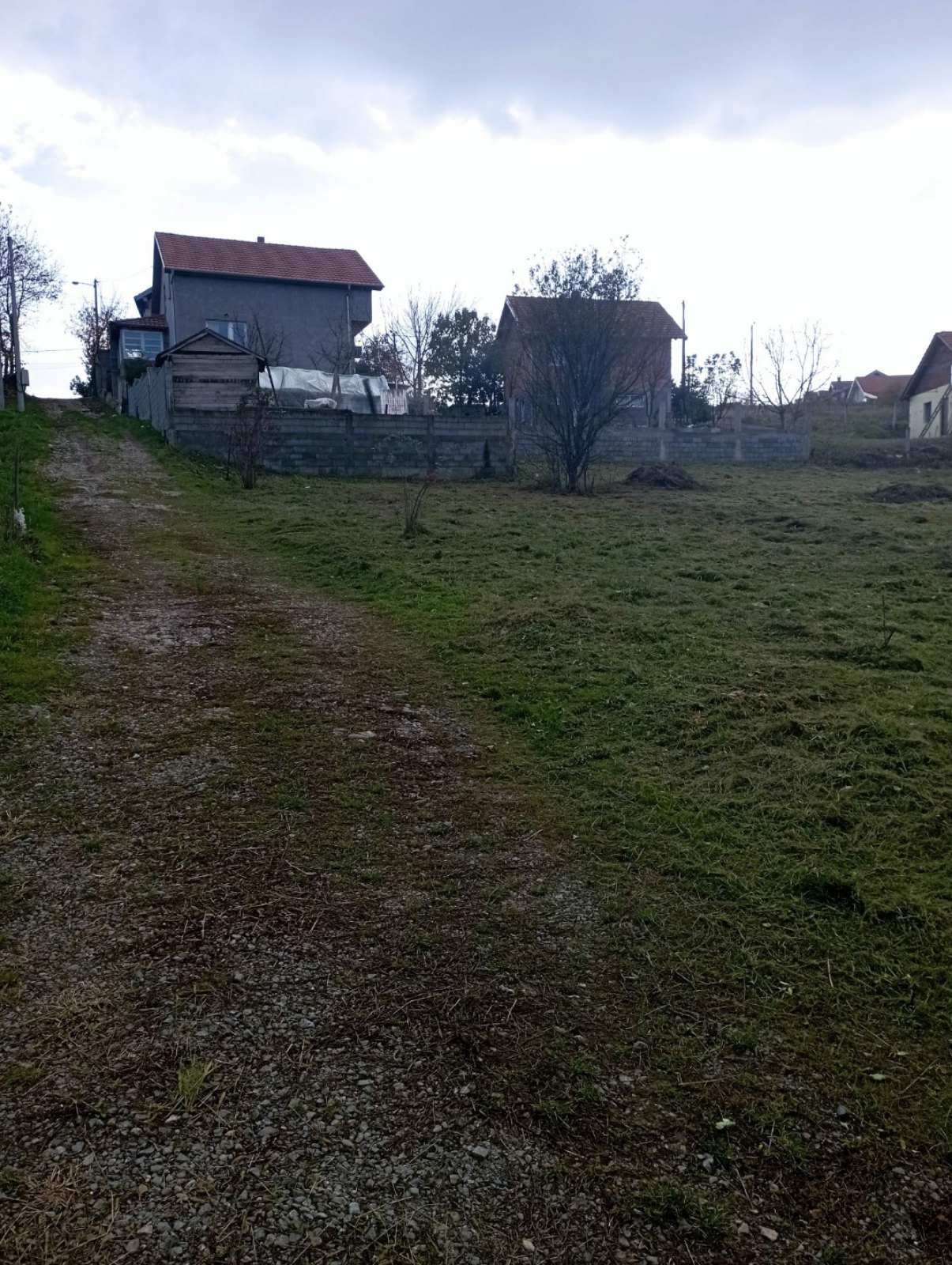 Prodajem plac u Beogradu Miljakovacke staze 4