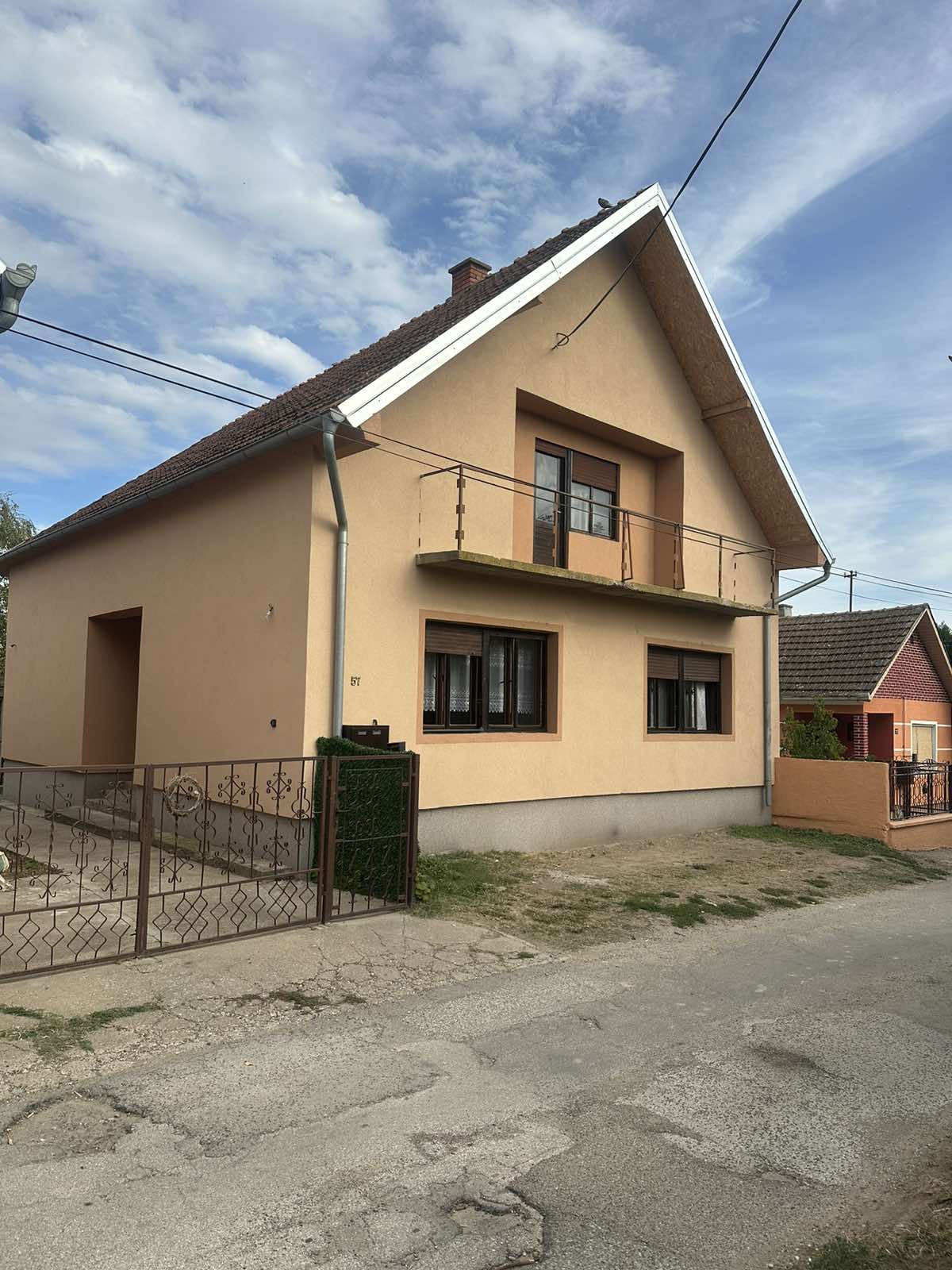 Prodajem kucu u Novim Karlovcima 1