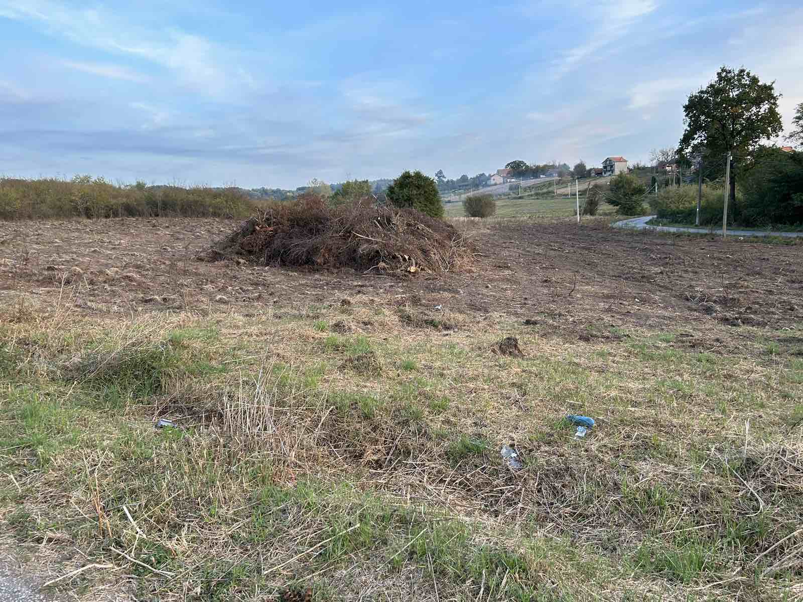 Plac Ripanj 80ari izlaz na dve ulice struja i voda dostupni 2