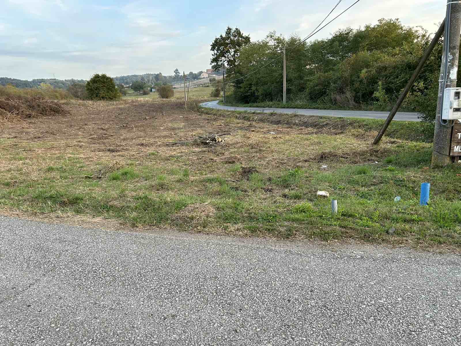 Plac Ripanj 80ari izlaz na dve ulice struja i voda dostupni 4