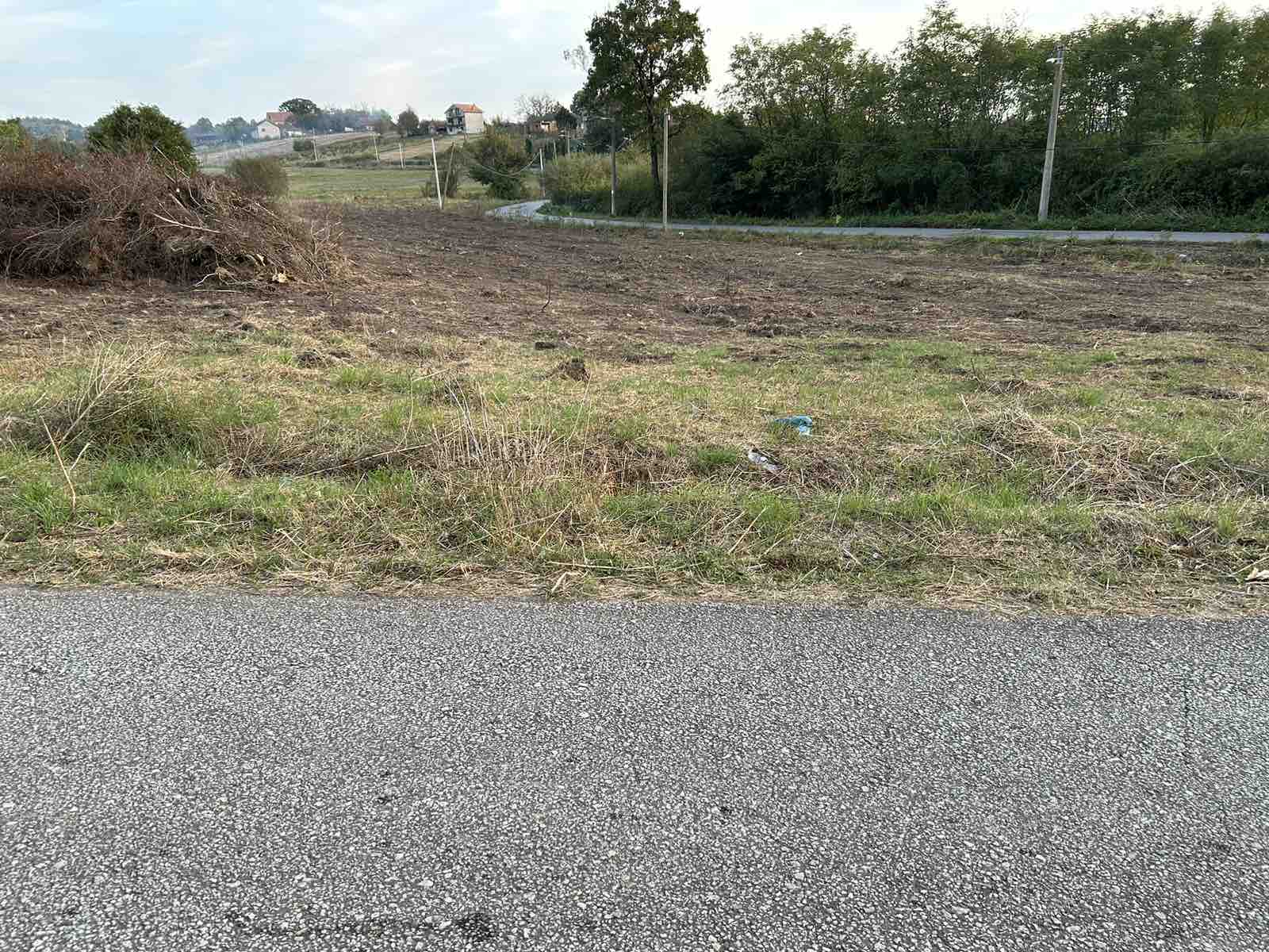 Plac Ripanj 80ari izlaz na dve ulice struja i voda dostupni 5