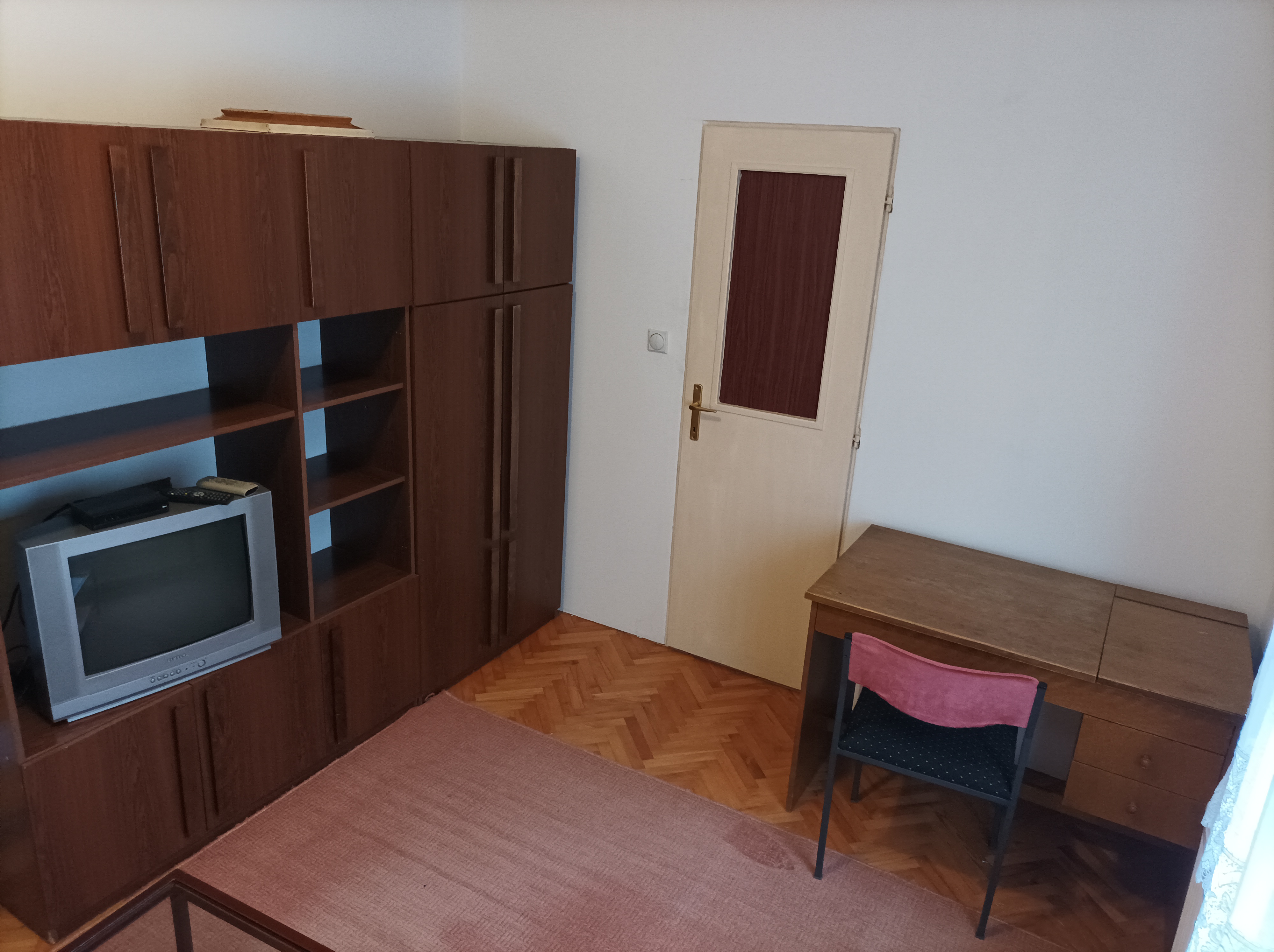 Izdajem sobu za studentkinje studenta 1