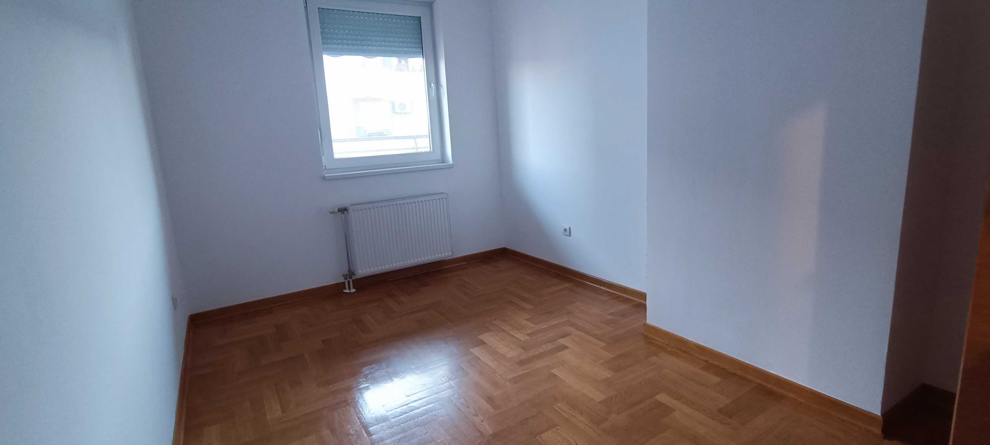 Izuzetno lep stan u kvalitetnoj zgradi  centar Novog Sada 4